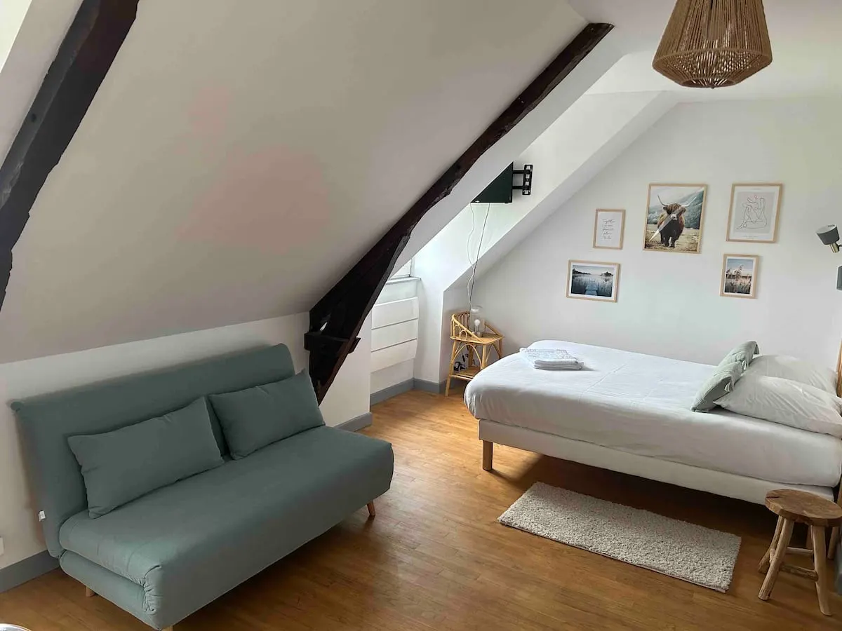 Studio cosy près de Saint-Malo et Dinard — chambre mansardée et canapé