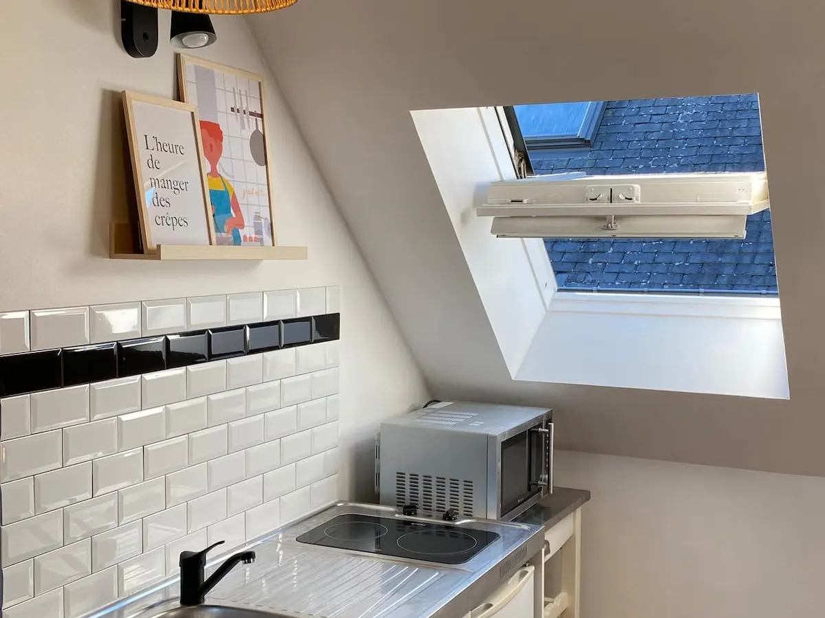 Studio cosy près de Saint-Malo et Dinard — cuisine équipée sous velux