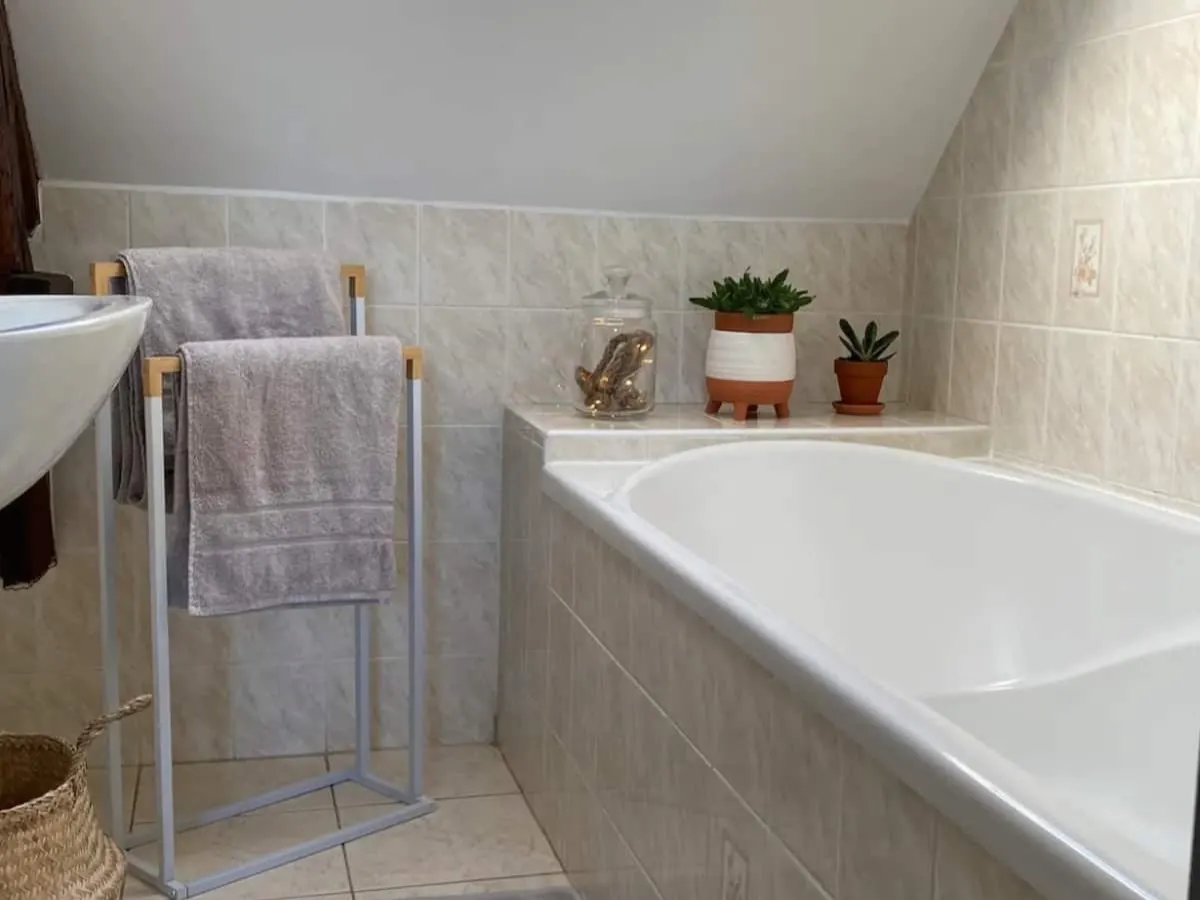 Studio cosy près de Saint-Malo et Dinard — salle de bain avec baignoire