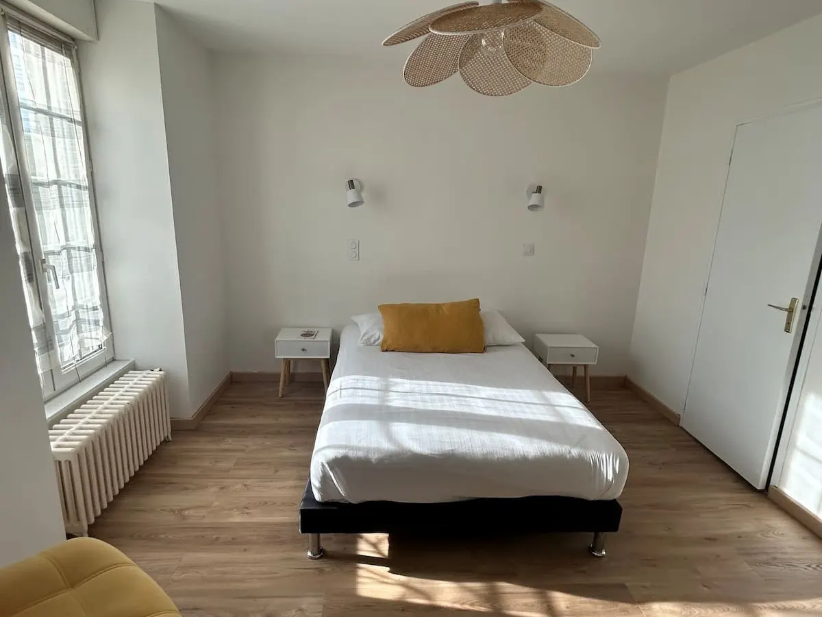 T2 lumineux — chambre avec lit double